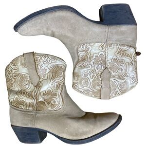 Dan Post Dingo Women’s Ankle Western Boots Size 7 Tooled Look.     1 1/2 in Heel